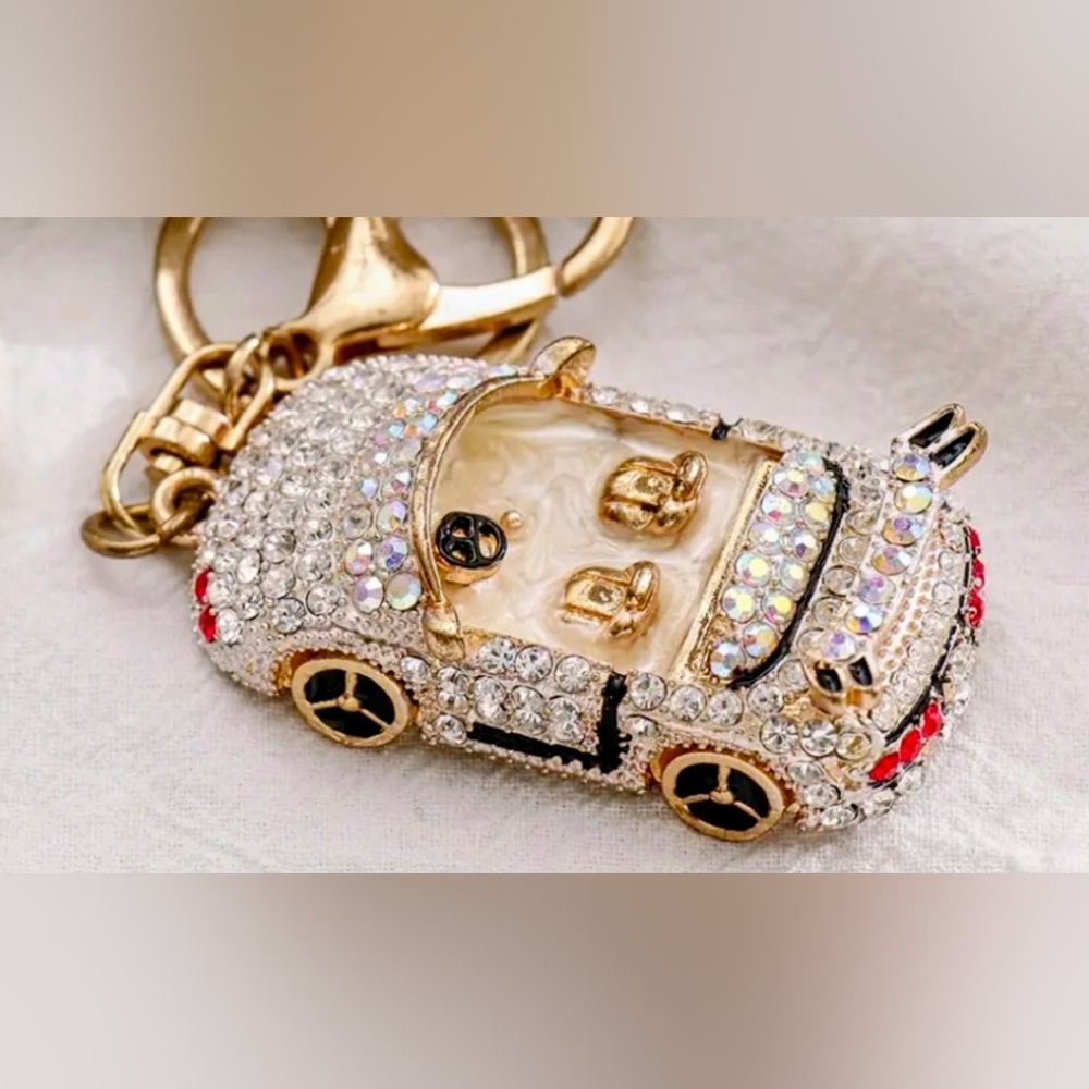 🤍🎅🏿NEW! #MercedesBenz❤️ inspired Keychain/charm with Rhinestones🍷😁🎬